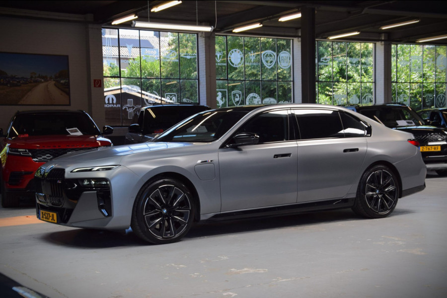 BMW 7 Serie M760e xDrive Navi|Massage|Theater Screen|Auto-Doors|Frozen Deep Grey|Nwp.180.000|BTW