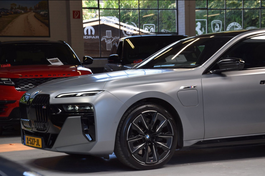 BMW 7 Serie M760e xDrive Navi|Massage|Theater Screen|Auto-Doors|Frozen Deep Grey|Nwp.180.000|BTW