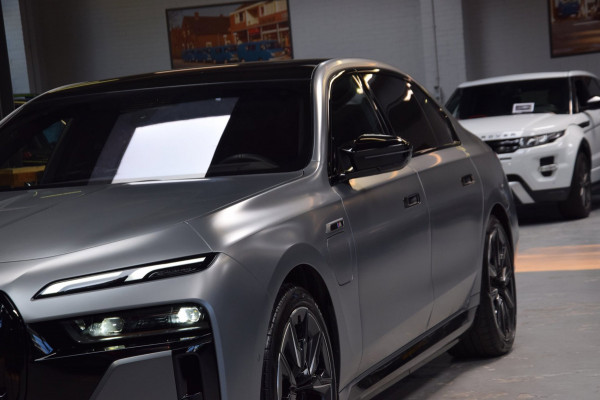 BMW 7 Serie M760e xDrive Navi|Massage|Theater Screen|Auto-Doors|Frozen Deep Grey|Nwp.180.000|BTW