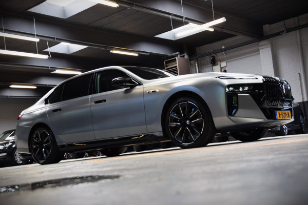BMW 7 Serie M760e xDrive Navi|Massage|Theater Screen|Auto-Doors|Frozen Deep Grey|Nwp.180.000|BTW