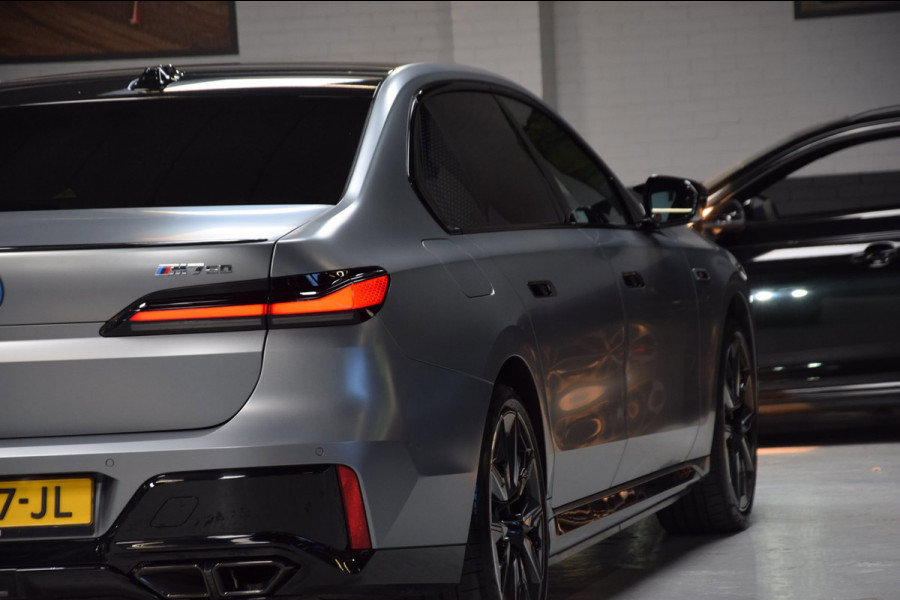 BMW 7 Serie M760e xDrive Navi|Massage|Theater Screen|Auto-Doors|Frozen Deep Grey|Nwp.180.000|BTW