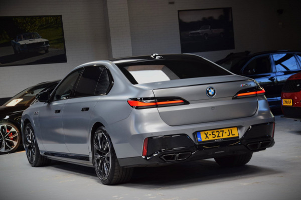 BMW 7 Serie M760e xDrive Navi|Massage|Theater Screen|Auto-Doors|Frozen Deep Grey|Nwp.180.000|BTW