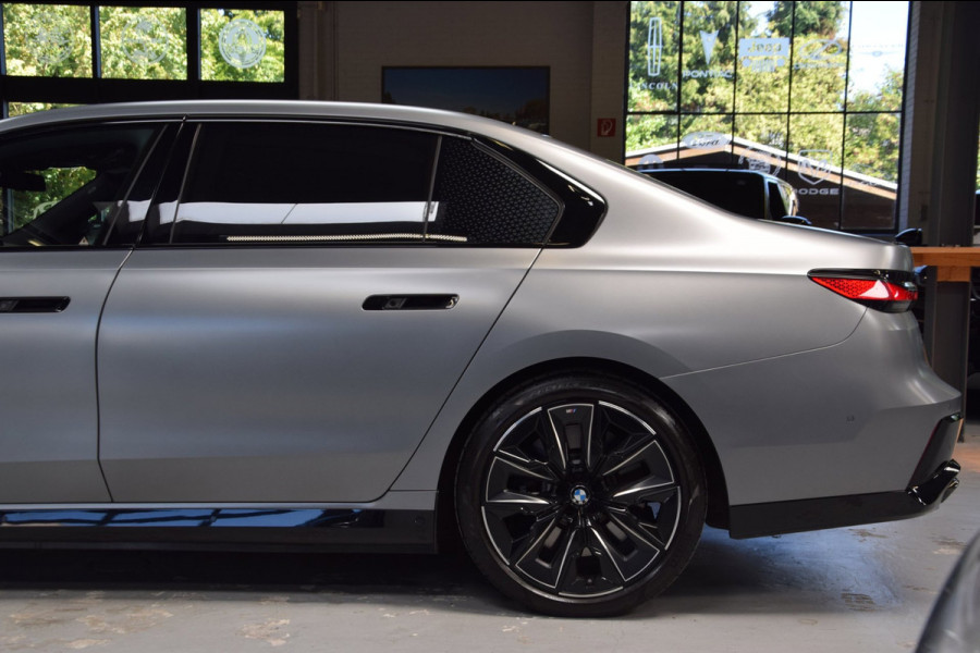 BMW 7 Serie M760e xDrive Navi|Massage|Theater Screen|Auto-Doors|Frozen Deep Grey|Nwp.180.000|BTW
