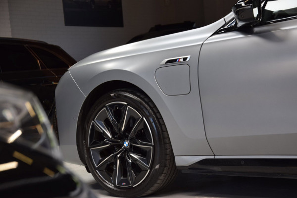 BMW 7 Serie M760e xDrive Navi|Massage|Theater Screen|Auto-Doors|Frozen Deep Grey|Nwp.180.000|BTW