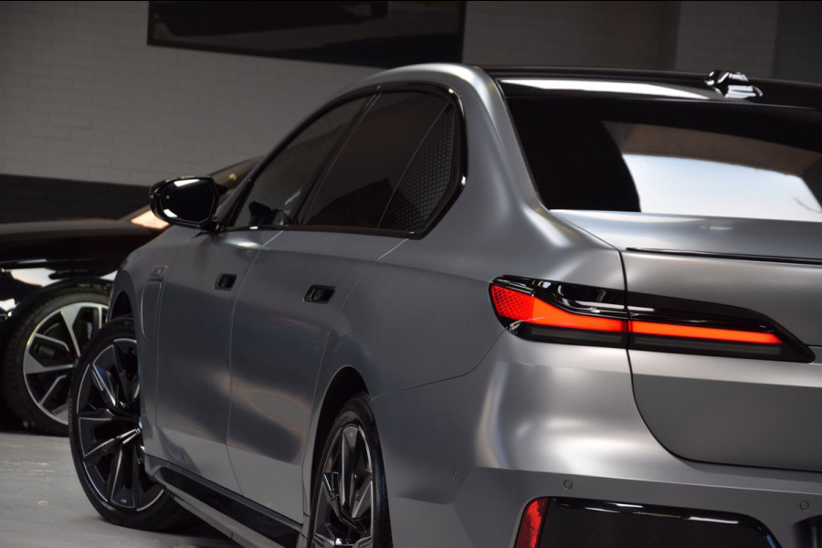 BMW 7 Serie M760e xDrive Navi|Massage|Theater Screen|Auto-Doors|Frozen Deep Grey|Nwp.180.000|BTW