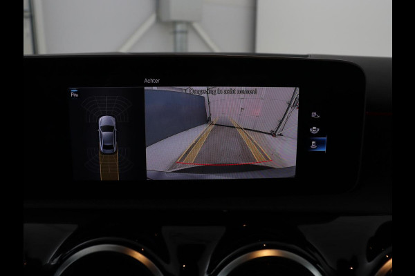 Mercedes-Benz A-Klasse 180 Business Solution AMG | Leder/alcantara | Stoelverwarming | Cruise control | Widescreen | Carplay | Climate control | Camera | Park assist |