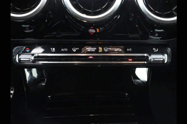 Mercedes-Benz A-Klasse 180 Business Solution AMG | Leder/alcantara | Stoelverwarming | Cruise control | Widescreen | Carplay | Climate control | Camera | Park assist |