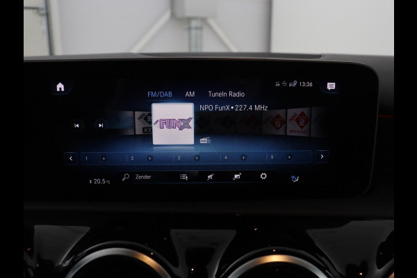 Mercedes-Benz A-Klasse 180 Business Solution AMG | Leder/alcantara | Stoelverwarming | Cruise control | Widescreen | Carplay | Climate control | Camera | Park assist |