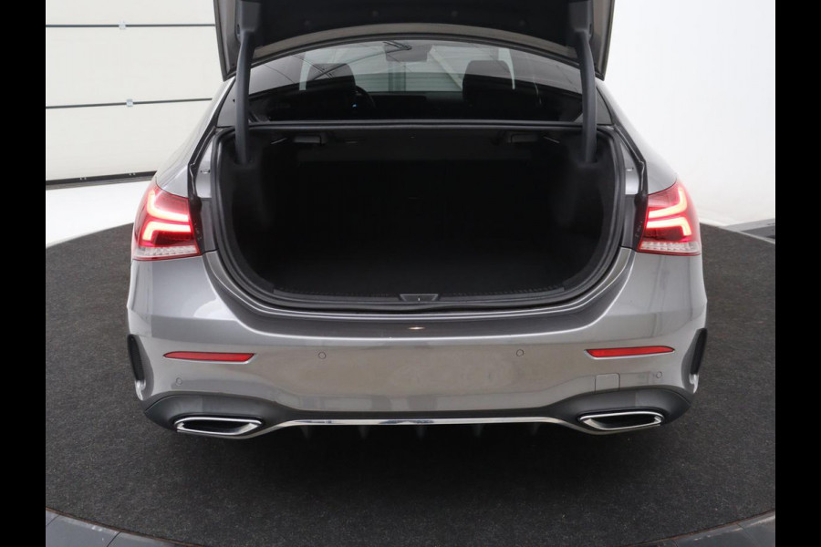 Mercedes-Benz A-Klasse 180 Business Solution AMG | Leder/alcantara | Stoelverwarming | Cruise control | Widescreen | Carplay | Climate control | Camera | Park assist |