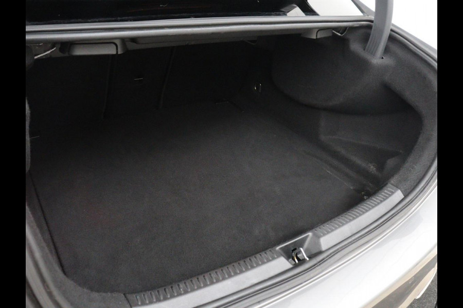 Mercedes-Benz A-Klasse 180 Business Solution AMG | Leder/alcantara | Stoelverwarming | Cruise control | Widescreen | Carplay | Climate control | Camera | Park assist |
