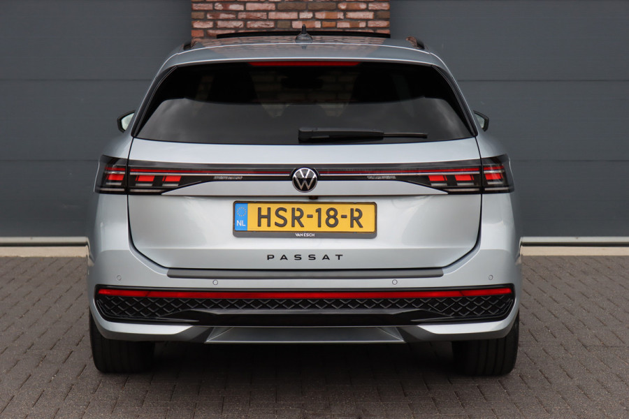 Volkswagen Passat Variant 1.5 eHybrid R-Line Edition | ACC | Panoramadak | Harman&Kardon | Massage | HUD | Trekhaak | iQ.Light | Stoelverwarming V+A | Zonnerollo's |