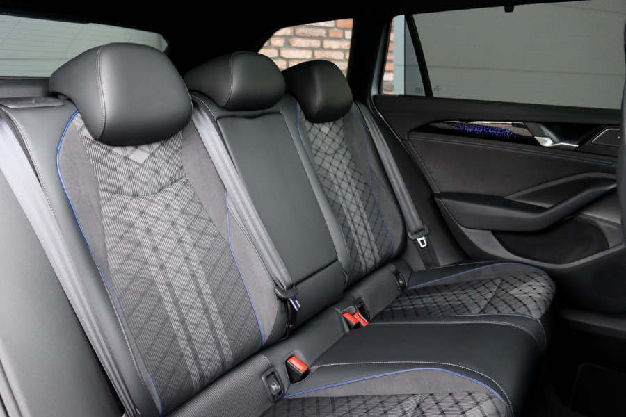 Volkswagen Passat Variant 1.5 eHybrid R-Line Edition | ACC | Panoramadak | Harman&Kardon | Massage | HUD | Trekhaak | iQ.Light | Stoelverwarming V+A | Zonnerollo's |