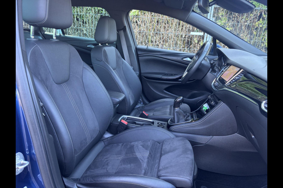 Opel Astra Sports Tourer 1.2 Ultimate 2e Eigenaar l Trekhaak l Camera l Carplay l Navi l Alcantara-Leder l 17''Lmv l Stoelverw-Stuurverw l Net beurt gehad l Dodehoek l Rijstrooksensor l Pdc V+A l 6 Bak l N.A.P l 146pk l Bj 11-2020 l Apk tot 08-2028