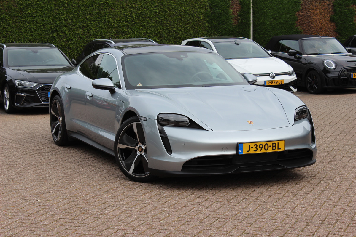 Porsche Taycan 4S Performance 84 kWh / SoH 91,9% / 38.845 km! /  Panoramadak / Camera / Passenger Display / Luchtvering / 21'' / Bose / Stoelverwarming / DAB / Cruise Control