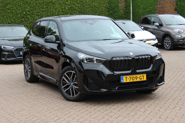 BMW iX1 xDrive30 Launch Edition 67 kWh M Sport / SoH 94% / Trekhaak / 360Camera / Head-up / Leder / CarPlay / 18'' / Keyless / Stoelverwarming / DAB / Cruise Control