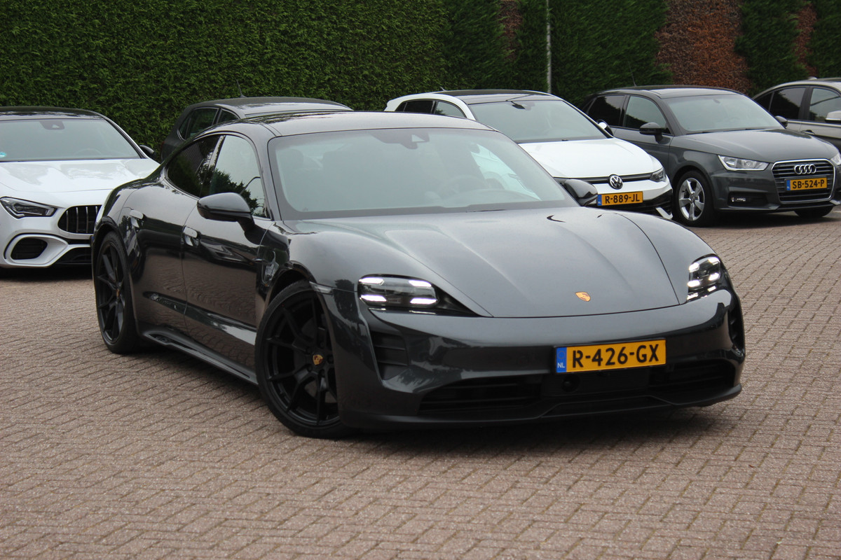Porsche Taycan GTS 93 kWh / SoH 91,6% / Panoramadak / 360Camera / Head-up / Passenger Display / Achterasbesturing / Keyless / Bose / 21'' / Luchtvering / Sportdesign+Chrono / Matrix LED / Carbon intr. / Innodrive