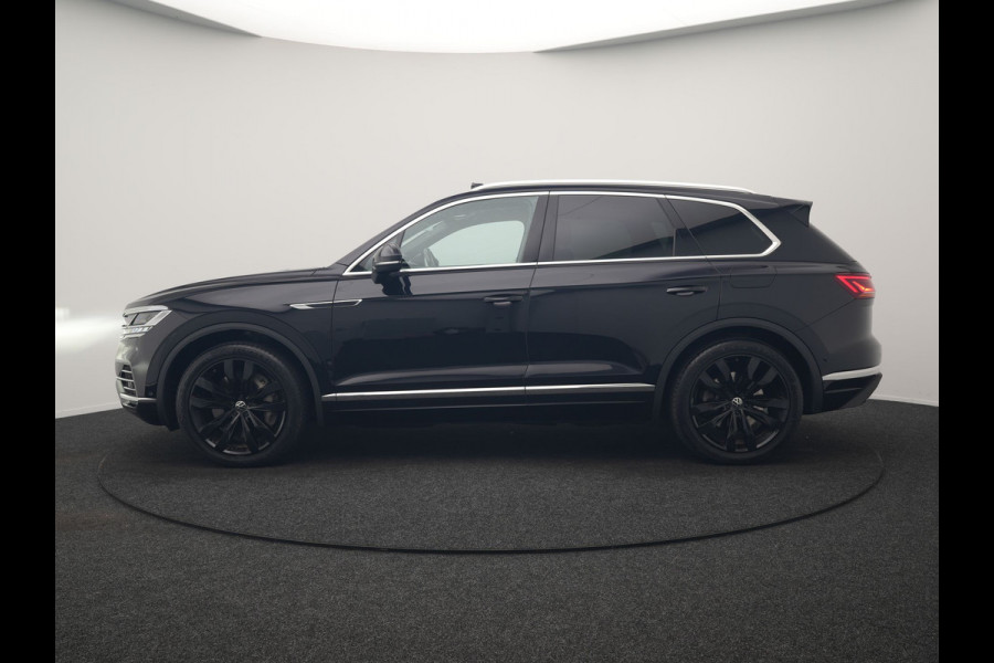 Volkswagen Touareg 3.0 TSi eHybrid 4MOTION PHEV 381pk Dealer O.H | Luchtvering | Trekhaak Af Fabriek | Panodak | Adaptive Cruise | Matrix LED | Lederen Sportstoelen Memory & Verwarmd | Keyless | Apple Carplay | Virtual | Navigatie | DAB | 21"L.M | Plug In Hybrid |