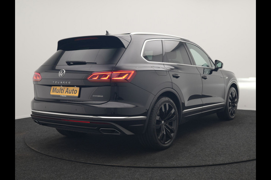Volkswagen Touareg 3.0 TSi eHybrid 4MOTION PHEV 381pk Dealer O.H | Luchtvering | Trekhaak Af Fabriek | Panodak | Adaptive Cruise | Matrix LED | Lederen Sportstoelen Memory & Verwarmd | Keyless | Apple Carplay | Virtual | Navigatie | DAB | 21"L.M | Plug In Hybrid |