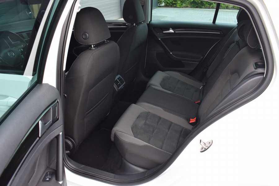Volkswagen Golf 1.5 TSI 150pk R-line | Pano | Virtual | LED | Dynaudio