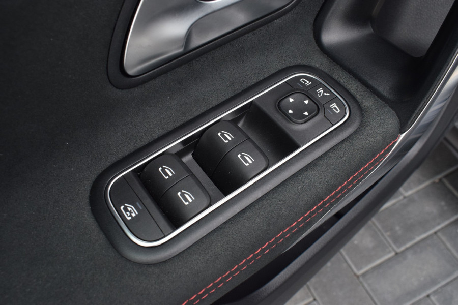 Mercedes-Benz A-Klasse 200 AMG Line Pano | Camera | Sfeer | LED