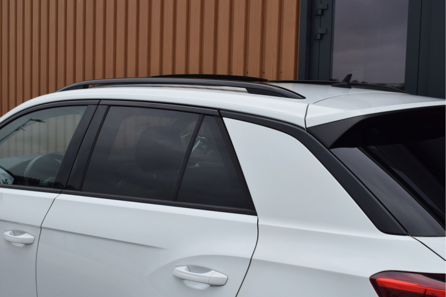 Volkswagen T-Roc 1.5 TSI 150pk DSG R-line Black style Pano | Trekhaak | Beats | 19"