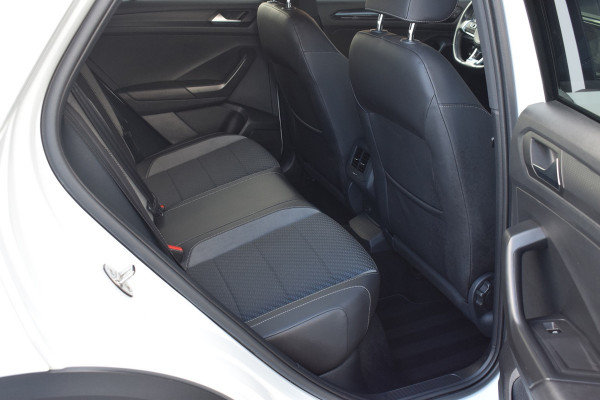 Volkswagen T-Roc 1.5 TSI 150pk DSG R-line Black style Pano | Trekhaak | Beats | 19"
