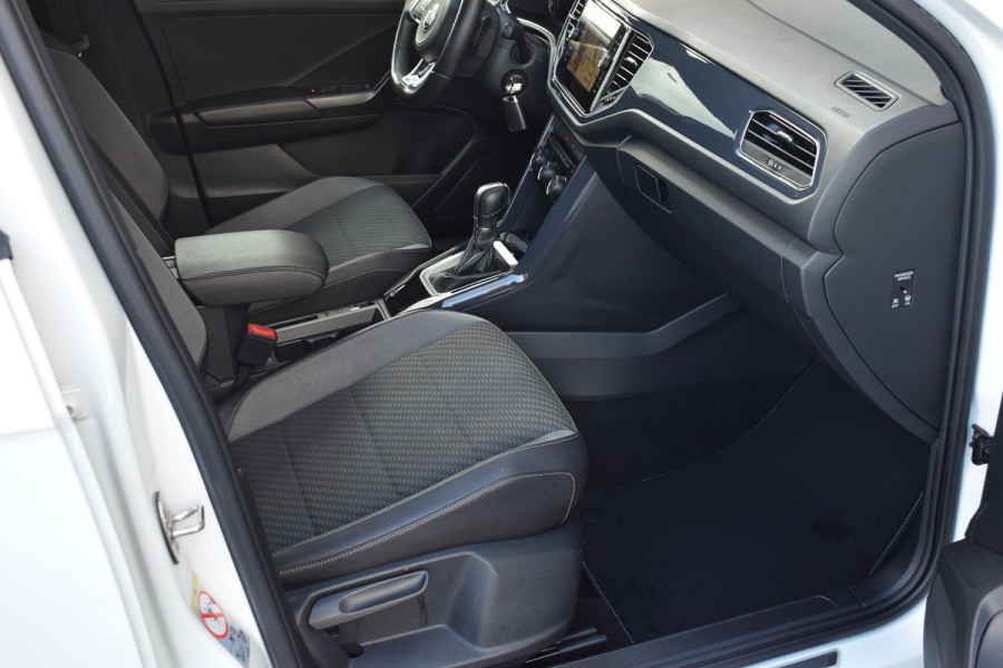 Volkswagen T-Roc 1.5 TSI 150pk DSG R-line Black style Pano | Trekhaak | Beats | 19"