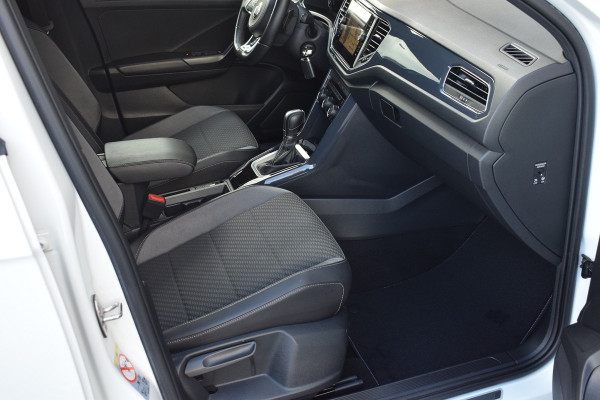 Volkswagen T-Roc 1.5 TSI 150pk DSG R-line Black style Pano | Trekhaak | Beats | 19"
