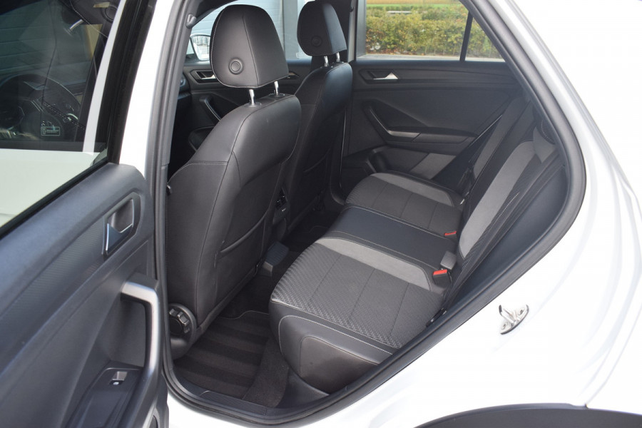 Volkswagen T-Roc 1.5 TSI 150pk DSG R-line Black style Pano | Trekhaak | Beats | 19"