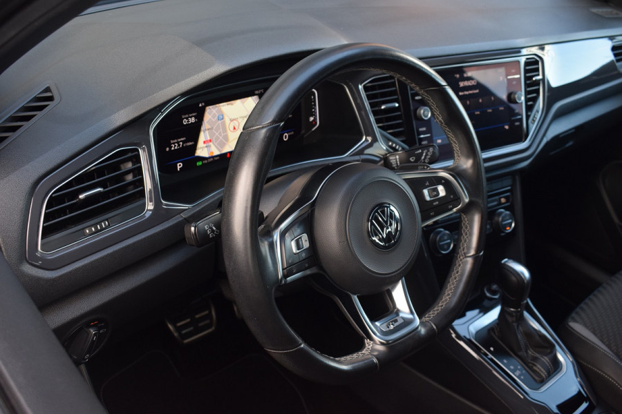 Volkswagen T-Roc 1.5 TSI 150pk DSG R-line Black style Pano | Trekhaak | Beats | 19"
