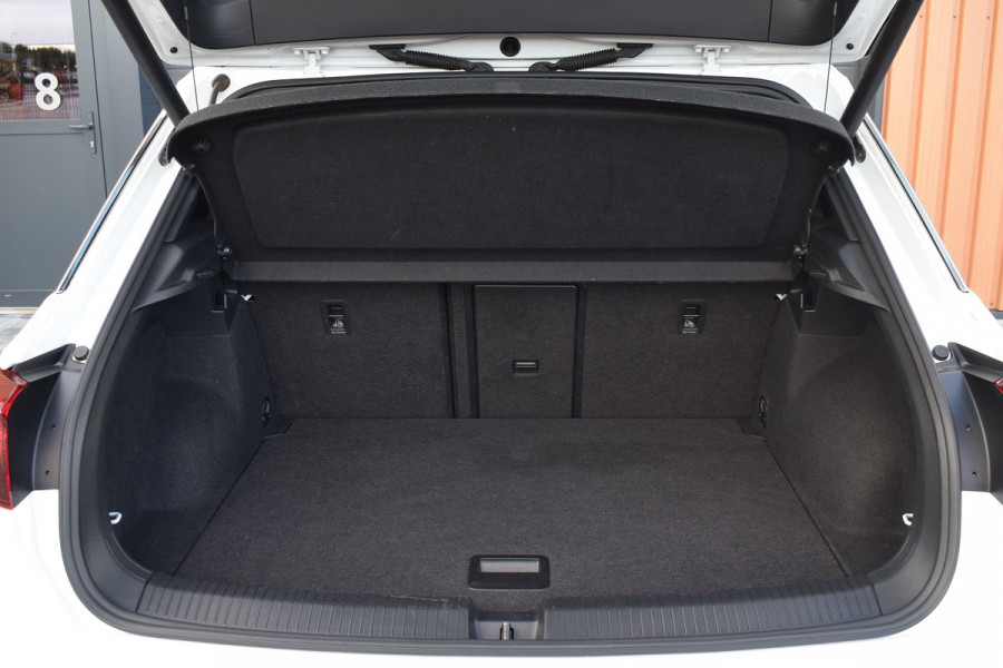 Volkswagen T-Roc 1.5 TSI 150pk DSG R-line Black style Pano | Trekhaak | Beats | 19"