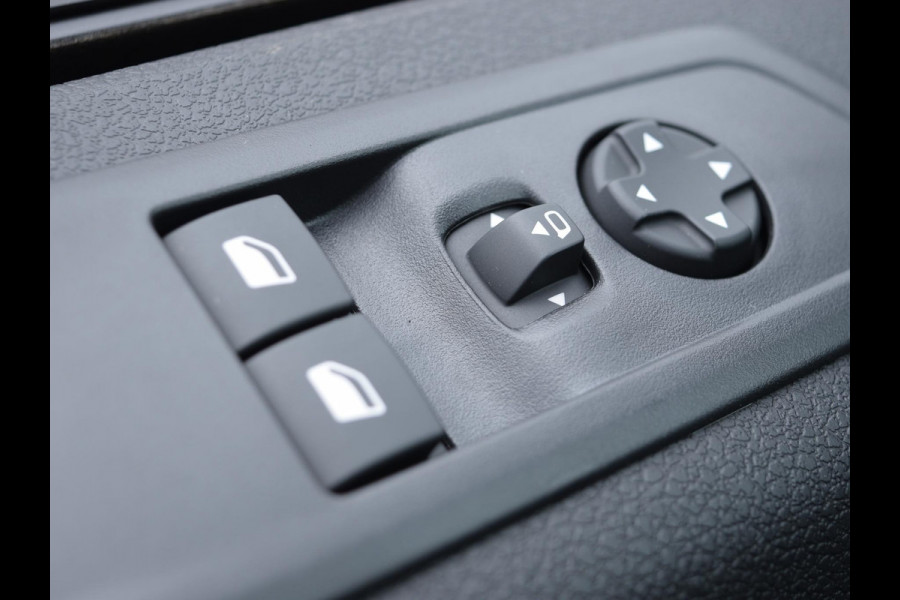 Peugeot Expert GB L3H1 75KWH LED Laadruimte verlichting  /  Houten afwerking laadruimte  /  Surround NAV pakket  /  Geïsoleerde comfort scheidingswand met vaste ruit  /  Reservewiel