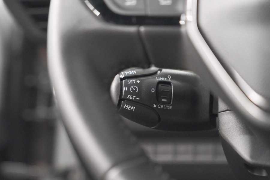 Peugeot e-2008 EV Allure 54 kWh | SOH 97,2% | 360 Camera | Dodehoekdetectie | 11 KW Lader | Apple Carplay