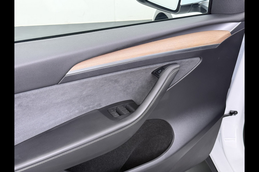 Tesla Model Y Long Range AWD 75kWh 514PK Warmtepomp Stuur+Stoel+Achterbankverwarming Panoramadak Camera's Adap.Cruise Navi Ecc Premium-Audio L Keyless Intel Atom®-Processor Privacy Glas Lmv Matrix Led Dodehoekdetectie