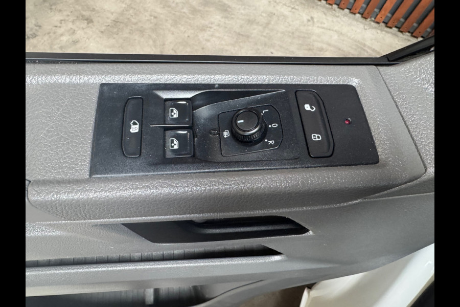 Volkswagen Transporter 2.0 TDI L1H1 Dubbele Cabine Airco-BT Radio-Imperiaal-Trekhaak-NL Auto-NAP