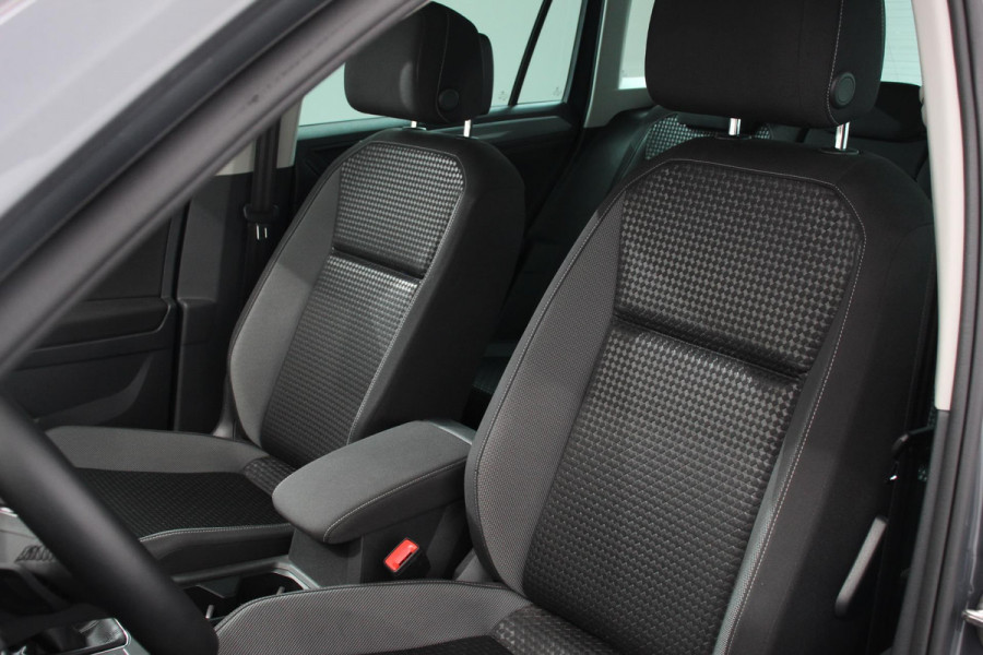 Volkswagen Tiguan 1.5 TSI DSG Active Navigatie App connect Wireless Adaptieve Cruise Control Travel Assist Parkeersensoren Camera Park Assist Stoel- en stuurverwarming Elektrische achterklep Virtual Cockpit