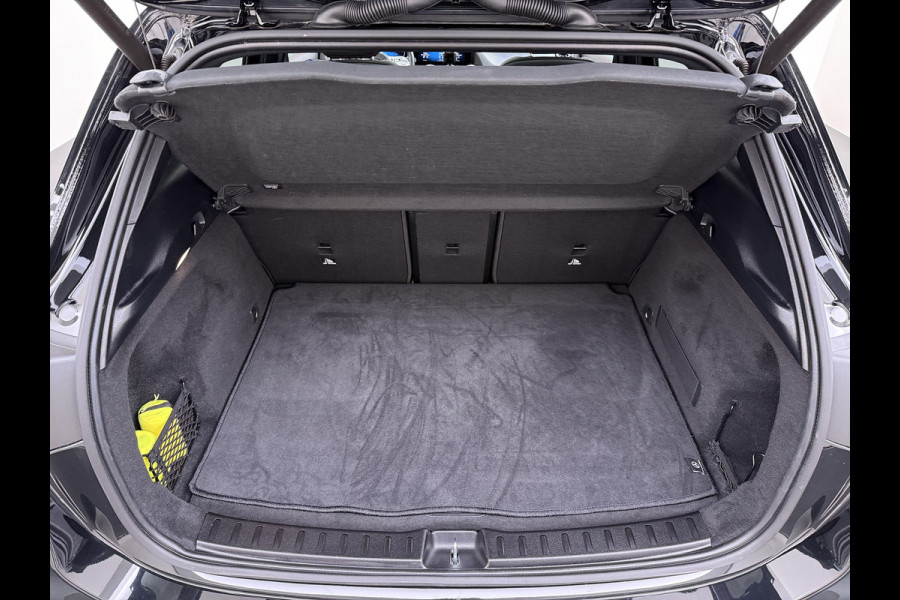 Mercedes-Benz EQA 250 AMG 71kWh // Trekhaak // Panoramadak // 360 Camera // Memory Stoelen // Sfeerverlichting // 19" AMG Velgen // Carplay