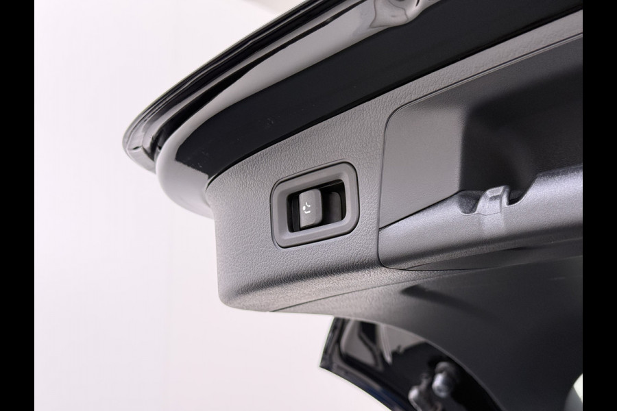 Mercedes-Benz EQA 250 AMG 71kWh // Trekhaak // Panoramadak // 360 Camera // Memory Stoelen // Sfeerverlichting // 19" AMG Velgen // Carplay
