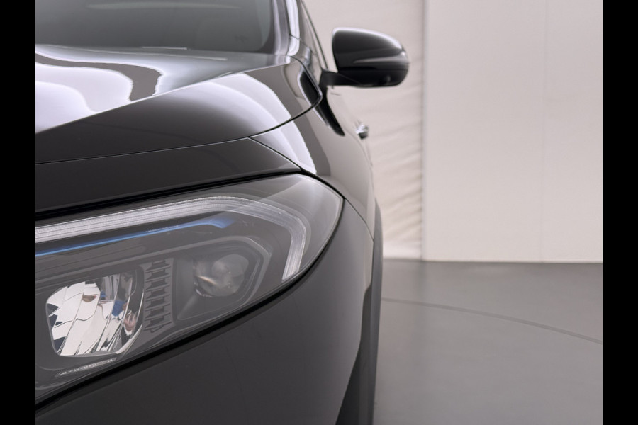 Mercedes-Benz EQA 250 AMG 71kWh // Trekhaak // Panoramadak // 360 Camera // Memory Stoelen // Sfeerverlichting // 19" AMG Velgen // Carplay
