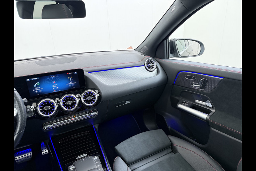 Mercedes-Benz EQA 250 AMG 71kWh // Trekhaak // Panoramadak // 360 Camera // Memory Stoelen // Sfeerverlichting // 19" AMG Velgen // Carplay