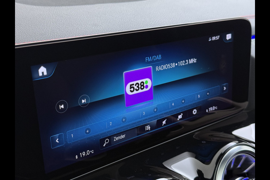 Mercedes-Benz EQA 250 AMG 71kWh // Trekhaak // Panoramadak // 360 Camera // Memory Stoelen // Sfeerverlichting // 19" AMG Velgen // Carplay