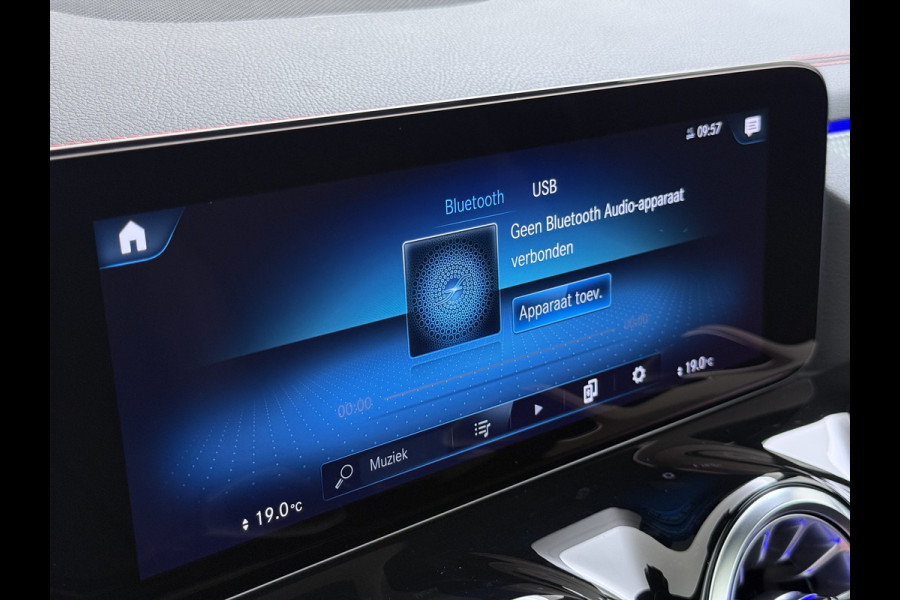 Mercedes-Benz EQA 250 AMG 71kWh // Trekhaak // Panoramadak // 360 Camera // Memory Stoelen // Sfeerverlichting // 19" AMG Velgen // Carplay