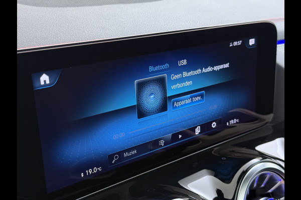 Mercedes-Benz EQA 250 AMG 71kWh // Trekhaak // Panoramadak // 360 Camera // Memory Stoelen // Sfeerverlichting // 19" AMG Velgen // Carplay