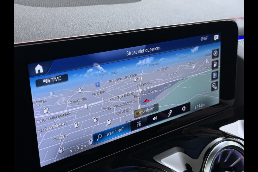 Mercedes-Benz EQA 250 AMG 71kWh // Trekhaak // Panoramadak // 360 Camera // Memory Stoelen // Sfeerverlichting // 19" AMG Velgen // Carplay