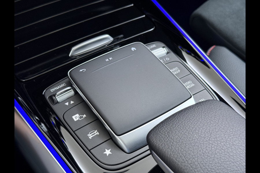 Mercedes-Benz EQA 250 AMG 71kWh // Trekhaak // Panoramadak // 360 Camera // Memory Stoelen // Sfeerverlichting // 19" AMG Velgen // Carplay