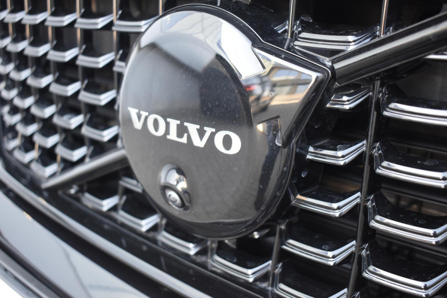 Volvo XC40 B3 177PK Automaat Plus Black Edition / Adaptive Cruise control / 360 Camera / Extra getint glas / 20'' velgen / Harman Kardon / Elektrisch verstelbare stoelen met geheugen / Stoel- en stuurverwarming