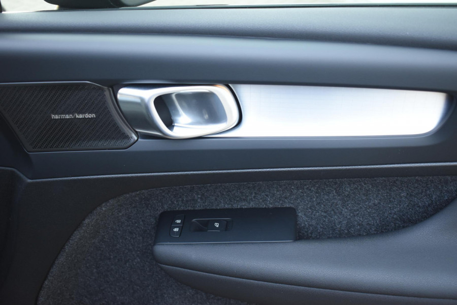 Volvo XC40 B3 177PK Automaat Plus Black Edition / Adaptive Cruise control / 360 Camera / Extra getint glas / 20'' velgen / Harman Kardon / Elektrisch verstelbare stoelen met geheugen / Stoel- en stuurverwarming
