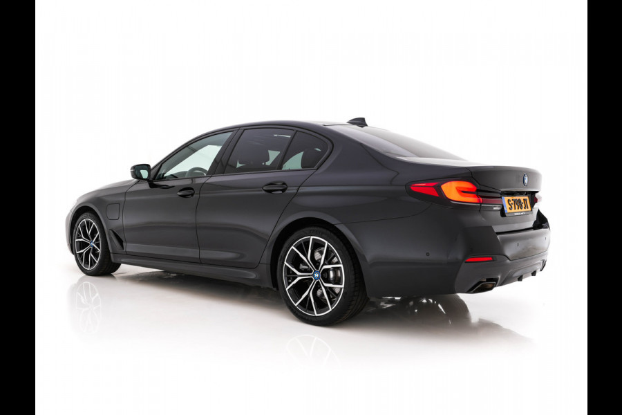 BMW 5 Serie 530e M-Sportpack Business Edition Plus (Plug-in) {SoH-86%} (INCL-BTW) *PANO | LEATHER | FULL-LED | MEMORY-PACK | HARMAN/KARDON | BLINDSPOT | DIGI-COCKPIT | CAMERA | NAVI-FULLMAP | PRIVACY-GLASS | SHIFTPADDLES | ECC | PDC | HEAD-UP | 19''ALU*