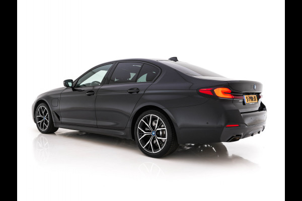 BMW 5 Serie 530e M-Sportpack Business Edition Plus (Plug-in) {SoH-86%} (INCL-BTW) *PANO | LEATHER | FULL-LED | MEMORY-PACK | HARMAN/KARDON | BLINDSPOT | DIGI-COCKPIT | CAMERA | NAVI-FULLMAP | PRIVACY-GLASS | SHIFTPADDLES | ECC | PDC | HEAD-UP | 19''ALU*