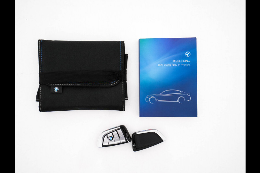 BMW 5 Serie 530e M-Sportpack Business Edition Plus (Plug-in) {SoH-86%} (INCL-BTW) *PANO | LEATHER | FULL-LED | MEMORY-PACK | HARMAN/KARDON | BLINDSPOT | DIGI-COCKPIT | CAMERA | NAVI-FULLMAP | PRIVACY-GLASS | SHIFTPADDLES | ECC | PDC | HEAD-UP | 19''ALU*